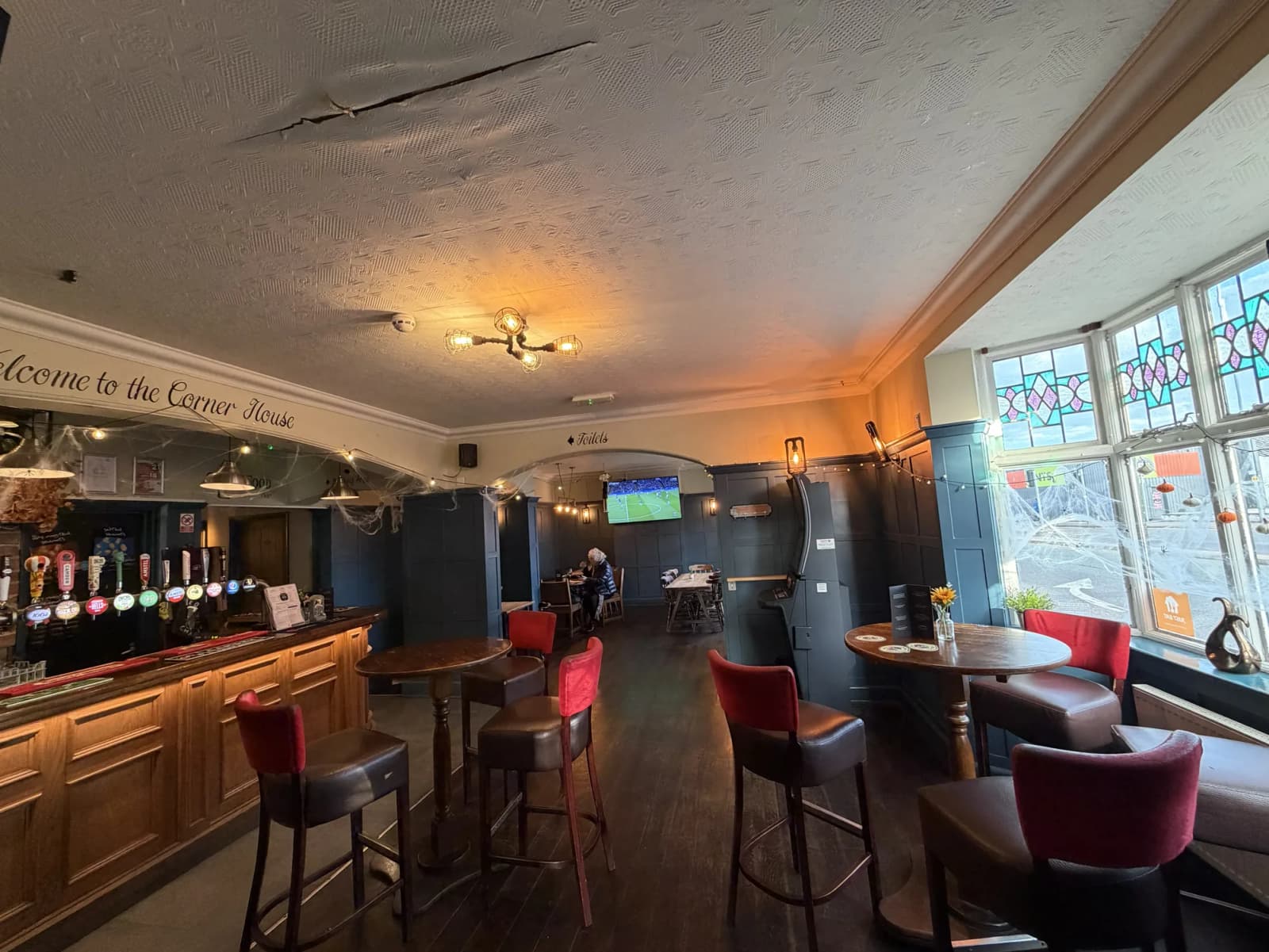 Front bar with HD screens and draught lines.